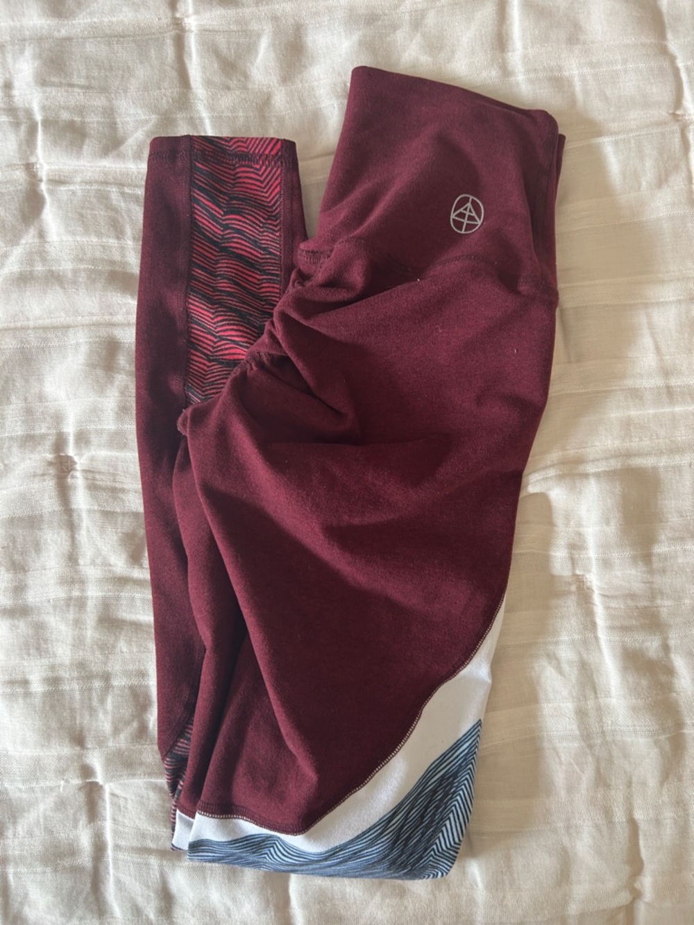 Yogavated Yoga Leggings XS mountain art work burgundy red